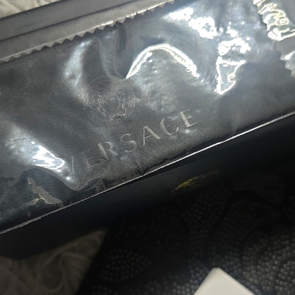 Versace Black W/ Iconic Design On Sides Women's Sunnies (NWT)(FULL INCLUSION)🖤✨ - Picture 5 of 8